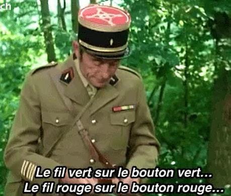 Mème humoristique d’un militaire en uniforme avec la légende « Le fil vert sur le bouton vert… Le fil rouge sur le bouton rouge… », illustrant une approche simple de l’électronique comparable à celle d’un plombier.